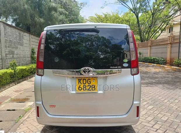 Toyota Voxy 2015 Silver