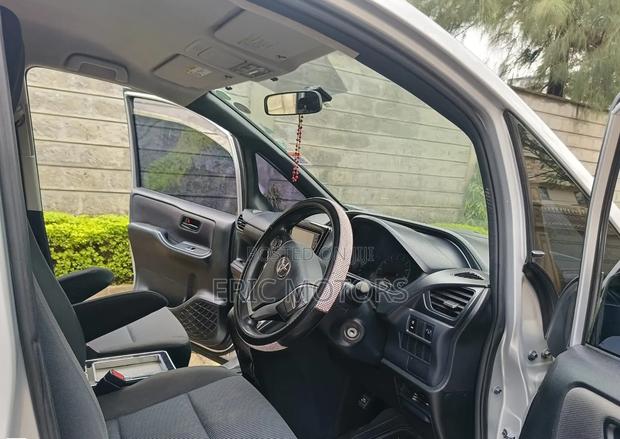 Toyota Voxy 2015 Silver