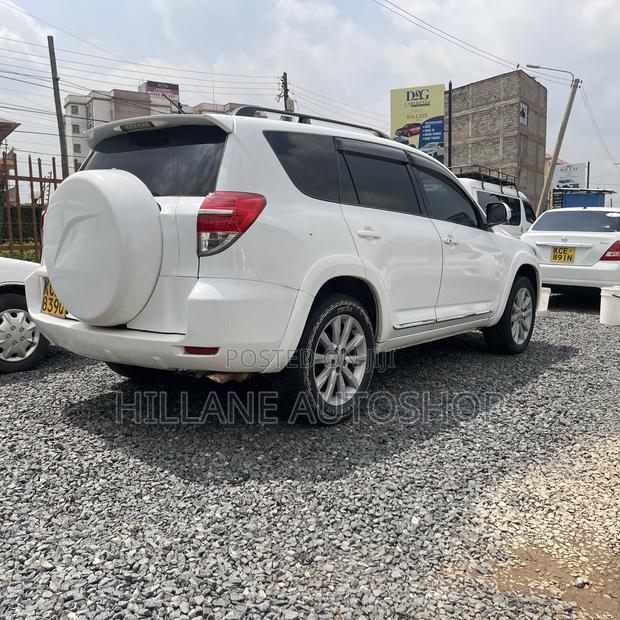 Toyota Vanguard 2010 White
