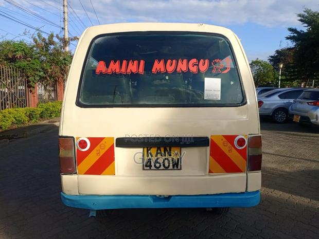 Nissan Caravan 1989 Beige