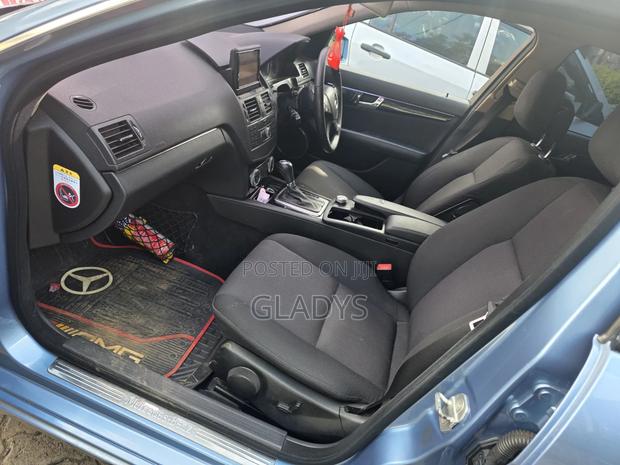 Mercedes-Benz C200 2011 Blue
