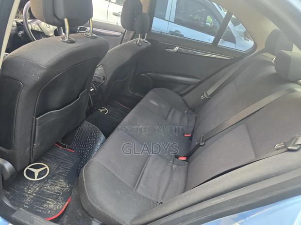 Mercedes-Benz C200 2011 Blue