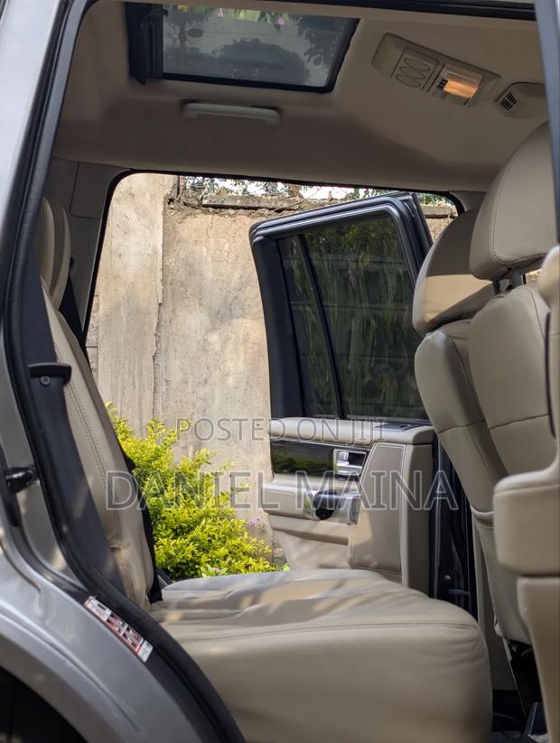 Land Rover Discovery 2010 Gray