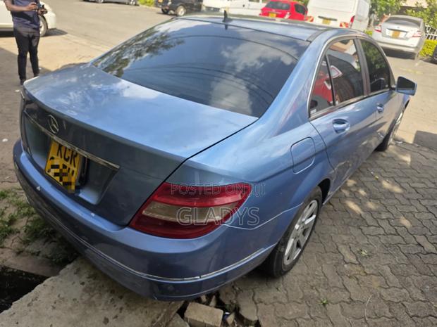 Mercedes-Benz C200 2011 Blue