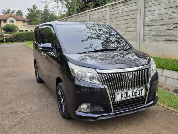 Toyota Esquire 2.0 FWD (8 seater) 2015 Maroon