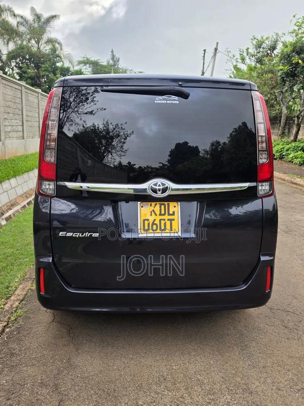 Toyota Esquire 2.0 FWD (8 seater) 2015 Maroon