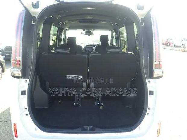 Toyota Esquire 1.8 FWD Hybrid (7 seater) 2019 White
