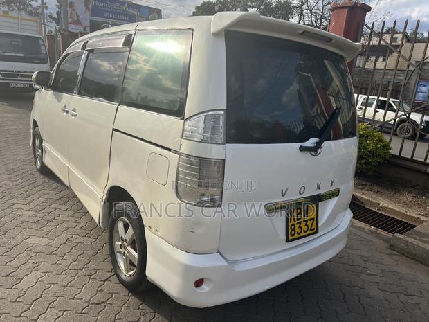 Toyota Voxy 2006 Off white