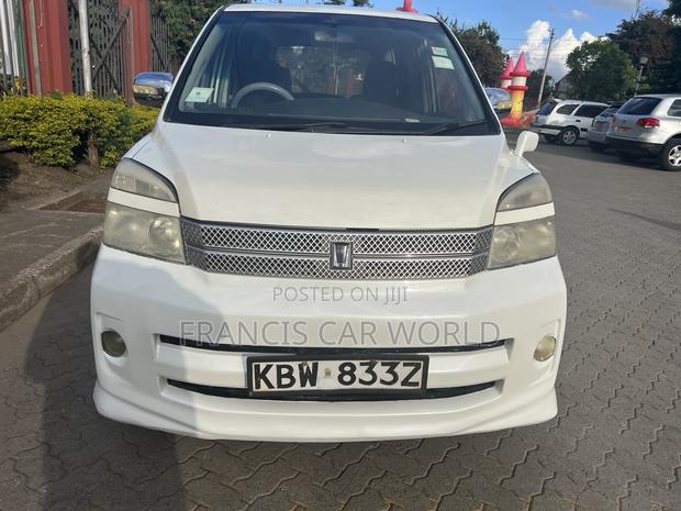 Toyota Voxy 2006 Off white