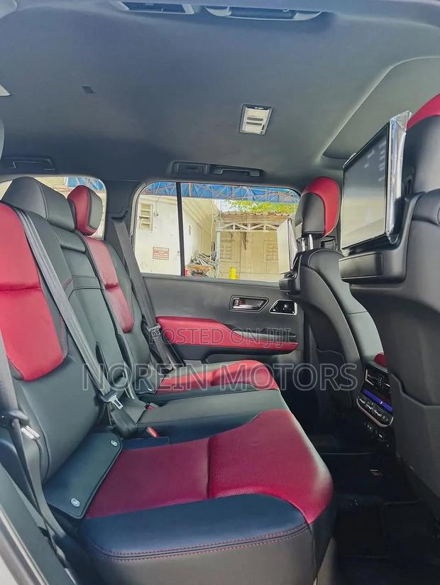 Toyota Land Cruiser LC300 2022 Pearl