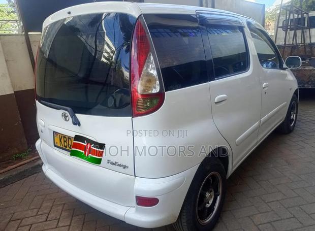 Toyota Fun Cargo 2004 White