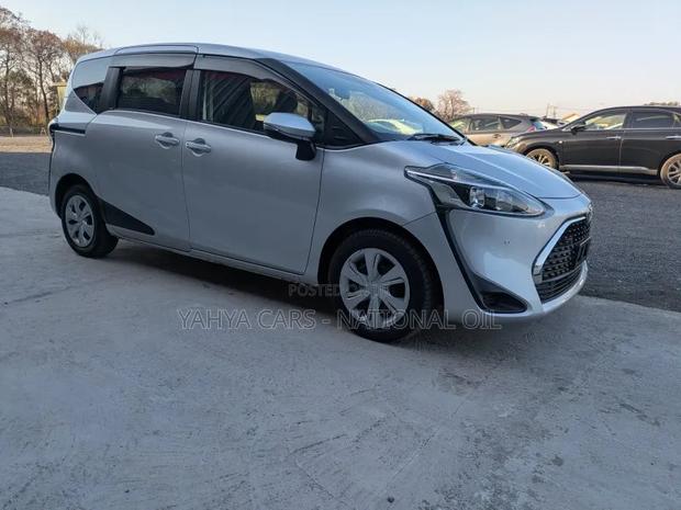 Toyota Sienta 2019 Silver