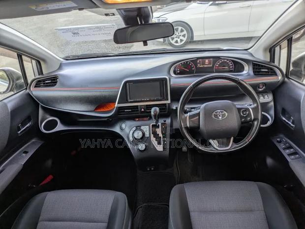 Toyota Sienta 2019 Silver