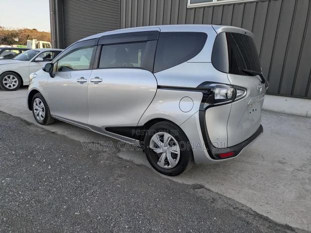 Toyota Sienta 2019 Silver