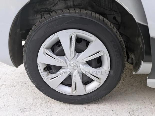 Toyota Sienta 2019 Silver