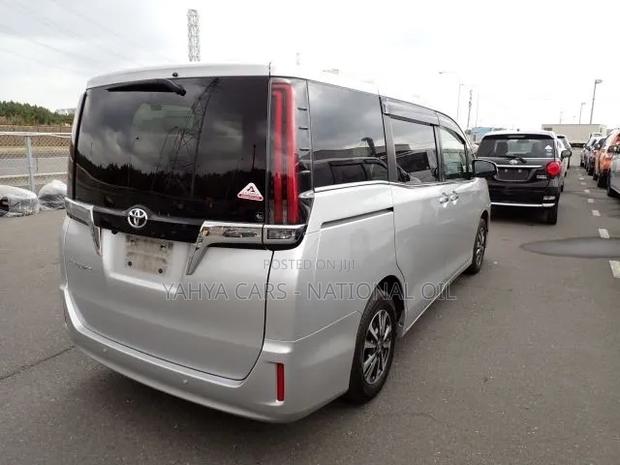 Toyota Esquire 2020 Silver