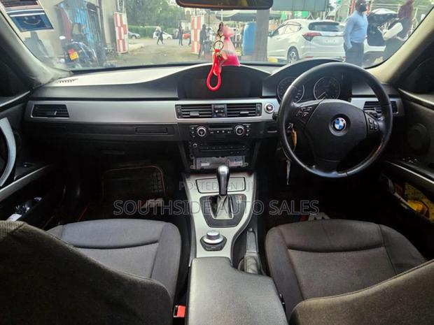 BMW 320i Sedan RWD 2007 Black