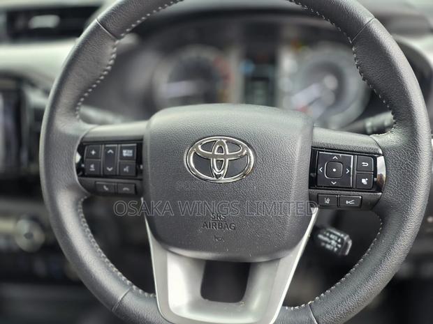 Toyota Hilux 2021 Black