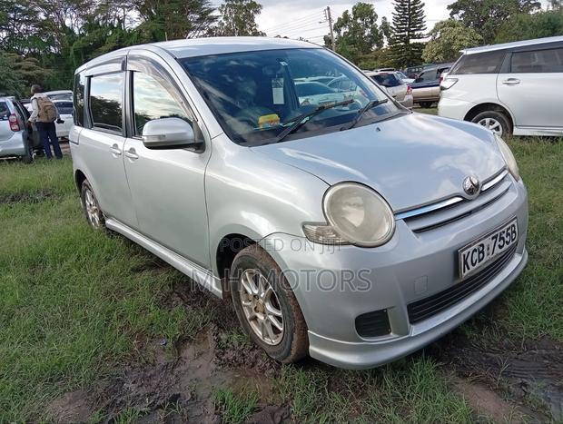 Toyota Sienta 2007 Silver