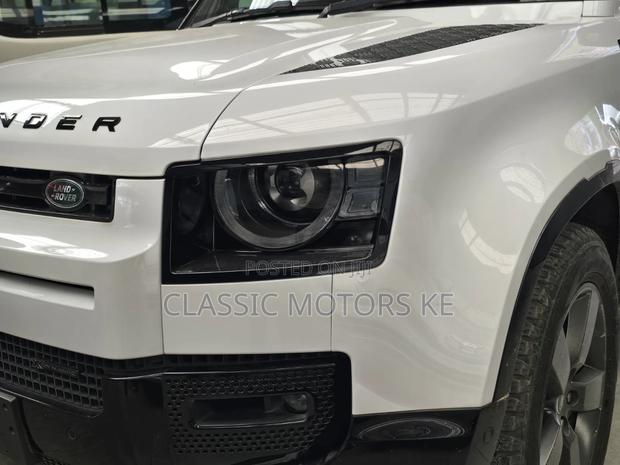Land Rover Defender SE 2023 White
