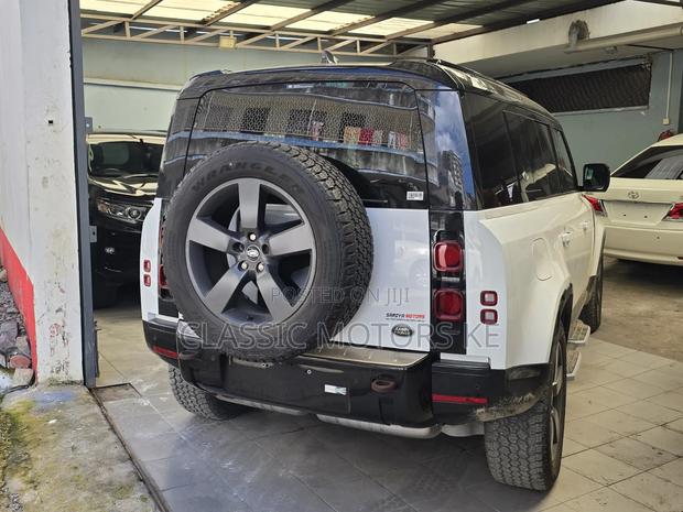 Land Rover Defender SE 2023 White