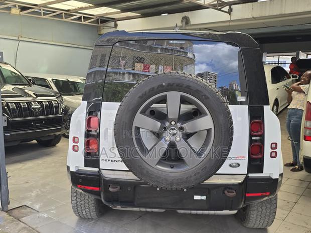 Land Rover Defender SE 2023 White