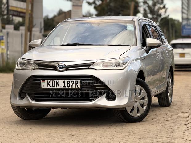 Toyota Corolla Fielder 1.5 Hybrid FWD 2017 Silver