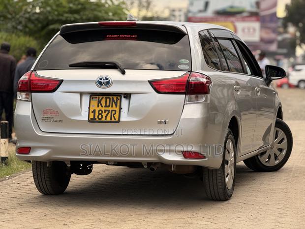 Toyota Corolla Fielder 1.5 Hybrid FWD 2017 Silver