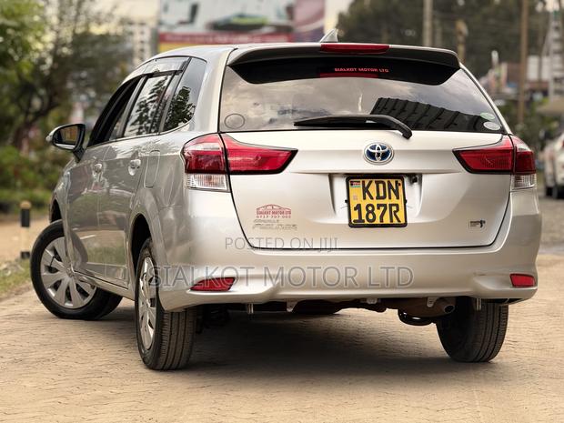 Toyota Corolla Fielder 1.5 Hybrid FWD 2017 Silver