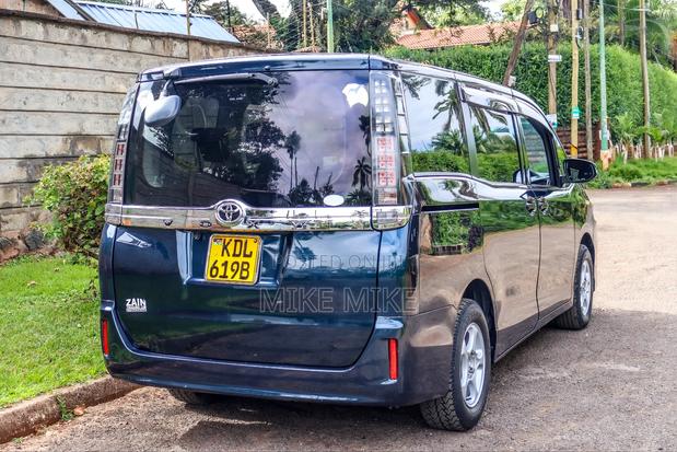 Toyota Voxy 2016 Blue