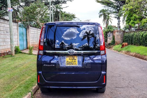 Toyota Esquire 2.0 FWD (7 seater) 2015 Blue