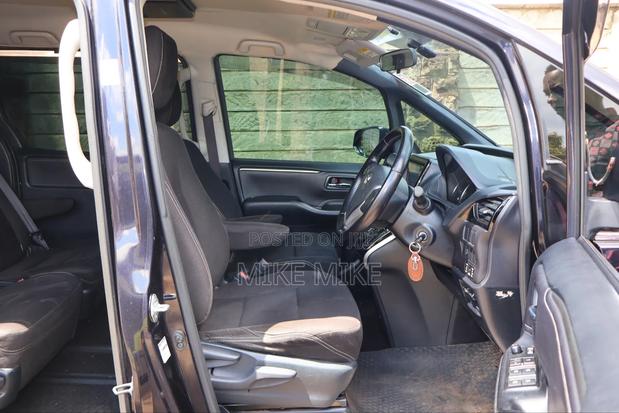 Toyota Esquire 2.0 FWD (7 seater) 2015 Blue