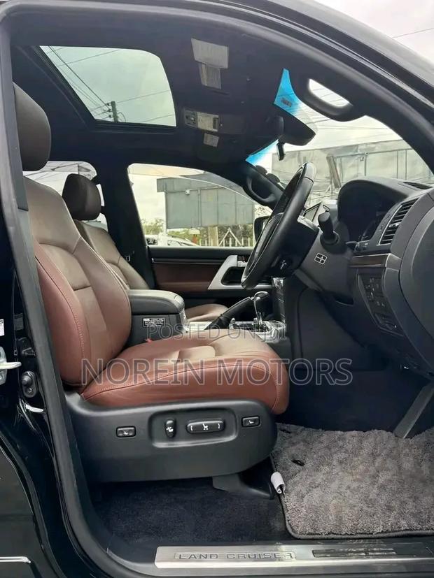 Toyota Land Cruiser 4.6 V8 ZX 2018 Black