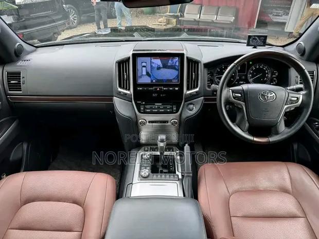 Toyota Land Cruiser 4.6 V8 ZX 2018 Black