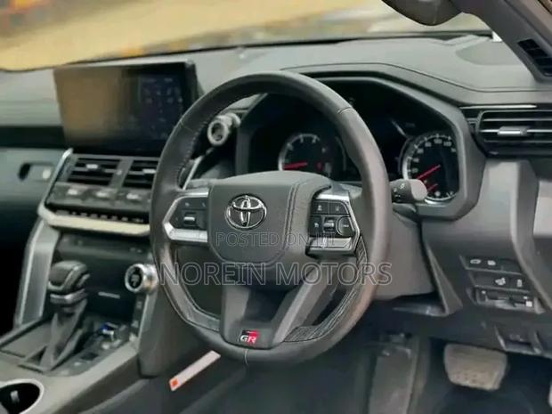 Toyota Land Cruiser LC300 2022 Matt Black