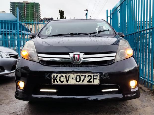 Toyota ISIS 2012 Black
