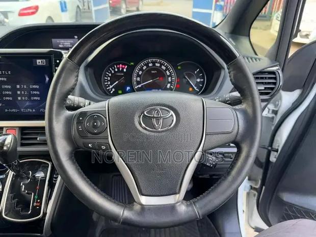 Toyota Esquire 2.0 FWD (8 seater) 2019 White