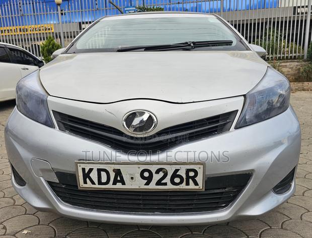 Toyota Vitz 2013 Silver