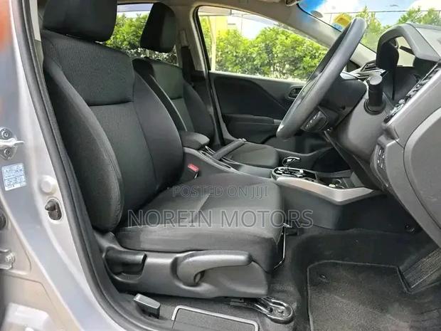 Honda Grace 2018 Silver