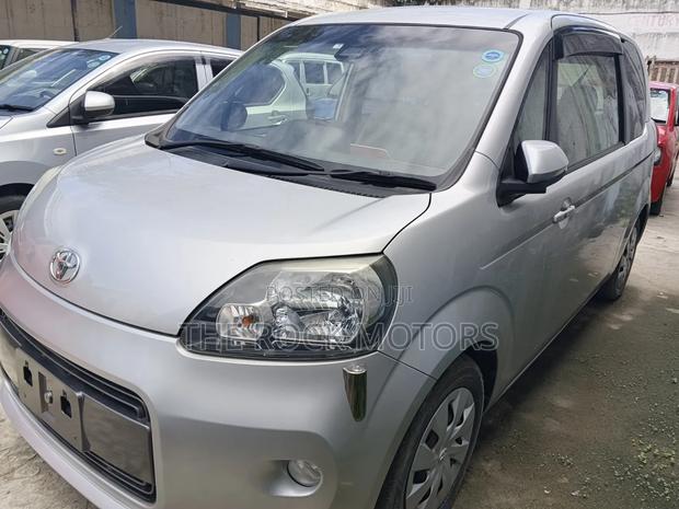 Toyota Porte 2019 Silver