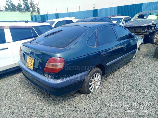 Toyota Avensis 2001 Green