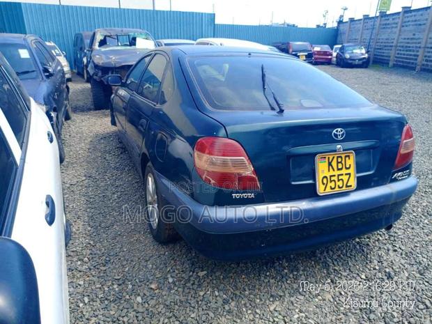 Toyota Avensis 2001 Green