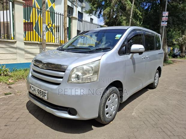 Toyota Noah 2.0 158hp FWD (8 Seater) 2009 Silver
