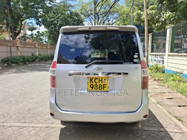 Toyota Noah 2.0 158hp FWD (8 Seater) 2009 Silver