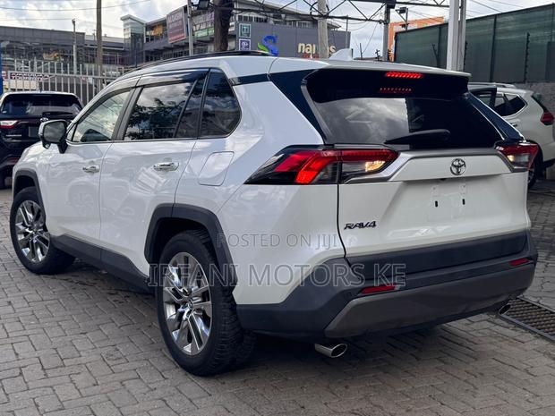 Toyota RAV4 LE FWD 2019 White