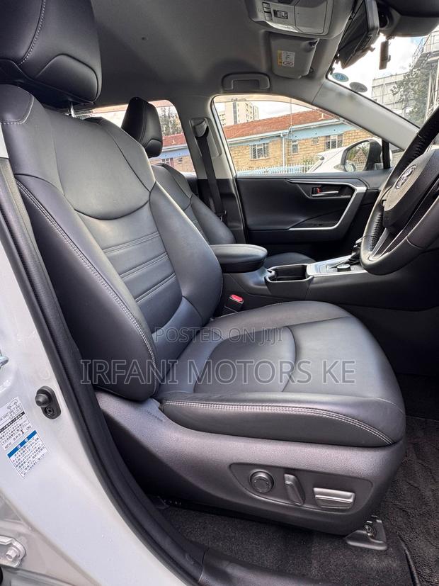 Toyota RAV4 LE FWD 2019 White