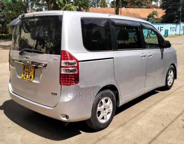 Toyota Noah 2011 Silver