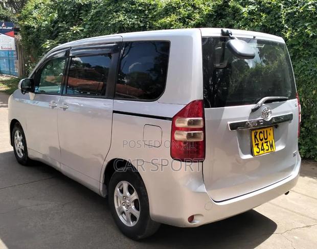 Toyota Noah 2011 Silver