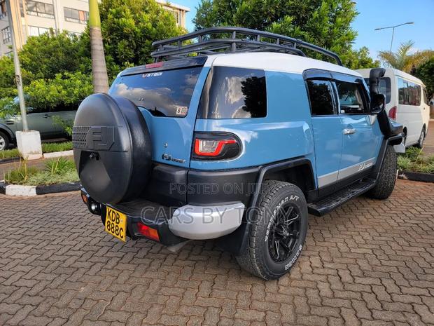 Toyota FJ Cruiser 4dr SUV 4WD (4.0L 6cyl 5A) 2014 Blue