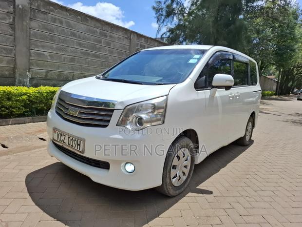 Toyota Noah 2.0 158hp FWD (8 Seater) 2013 White